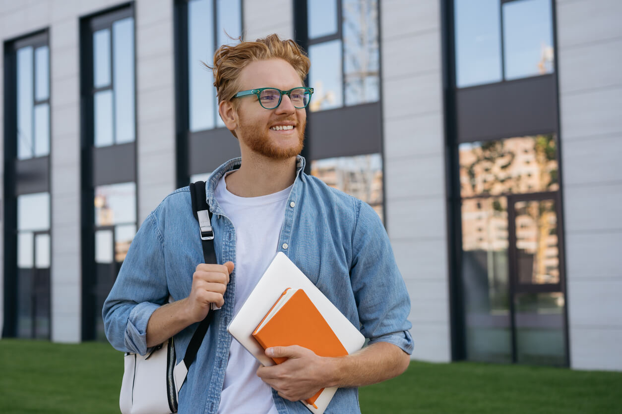 Etudiant quittant son campus pour rejoindre son appartement étudiant à Mulhouse